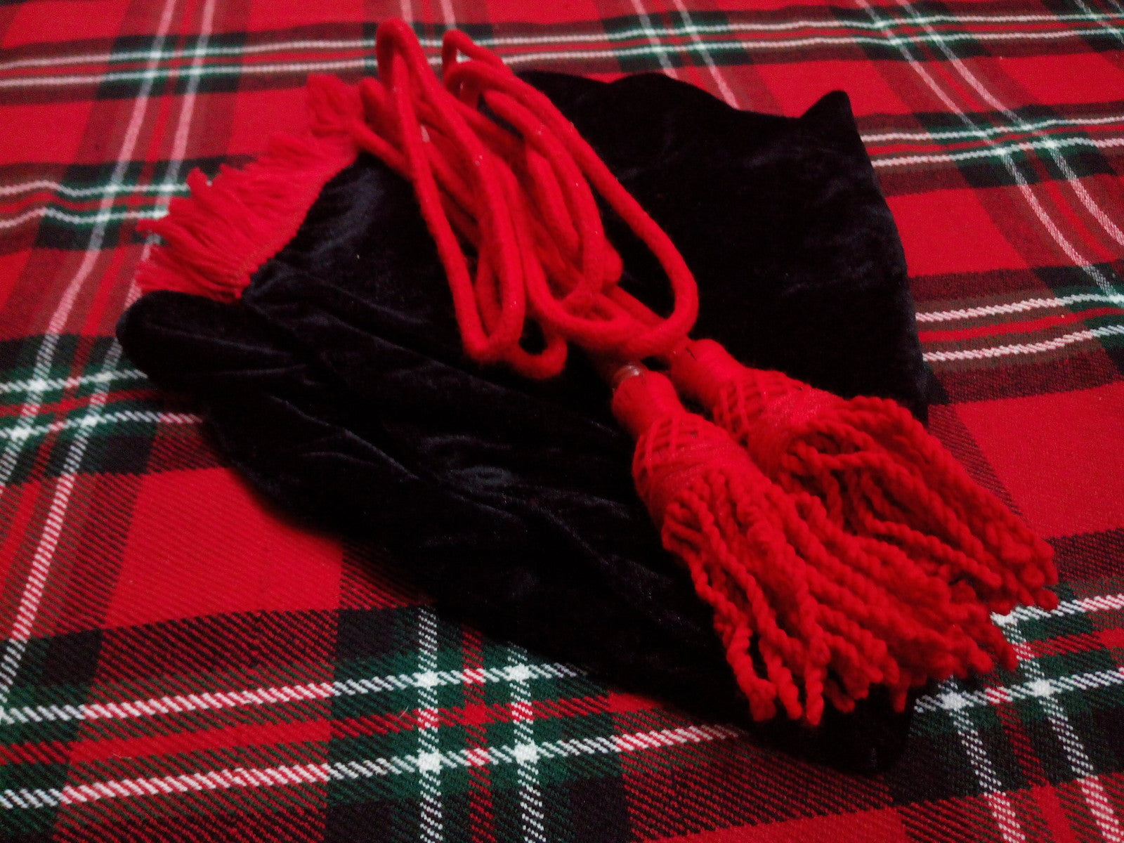 TC SCOTTISH GREAT HIGHLAND BAGPIPES BAG COVER BLACK VELVET & RED CORD/GAITA