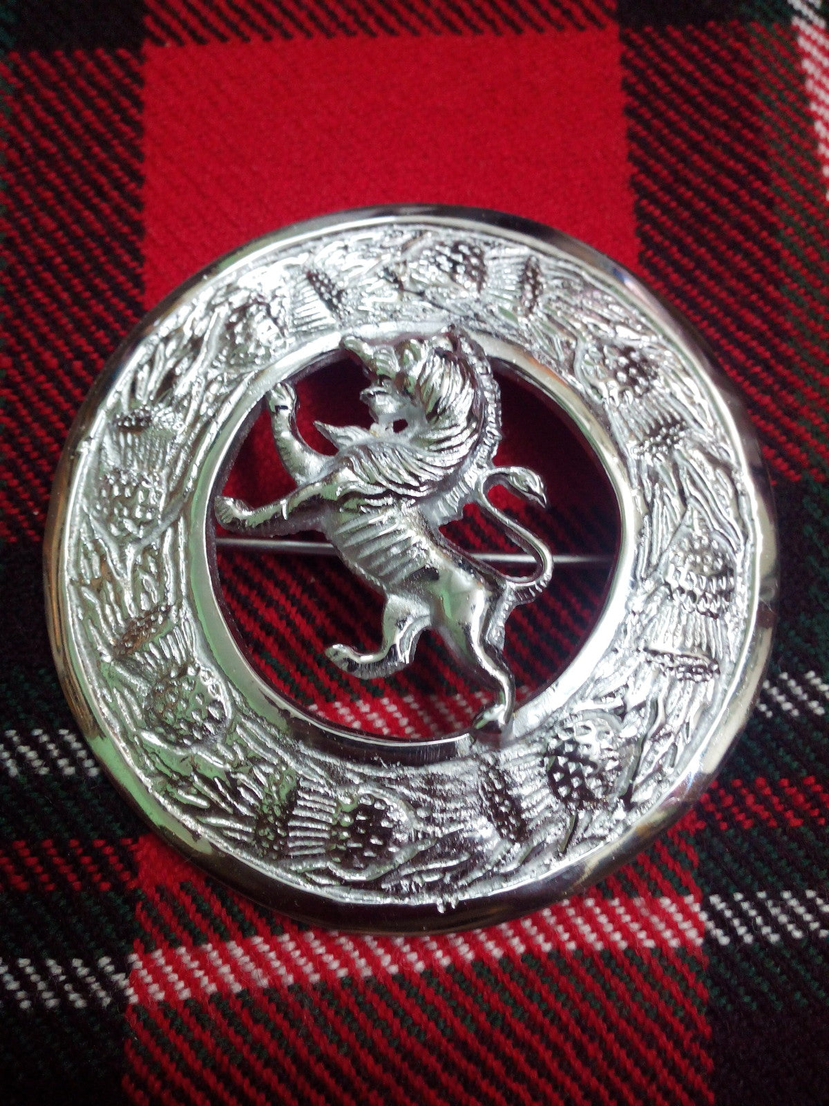KILT FLY PLAID BROOCH LION RAMPANT THISTLE BORDER CHROME FINISH/SCOTTISH LION